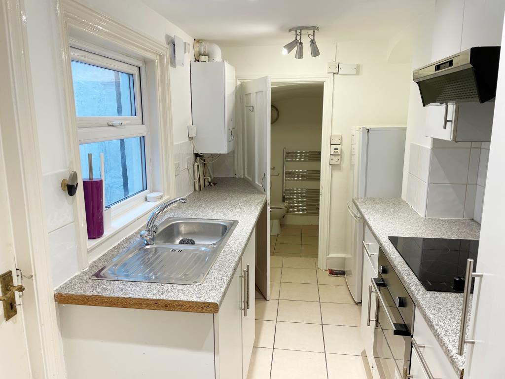 Lot: 100 - FREEHOLD HOUSE IN MULTIPLE OCCUPATION PLUS VACANT BASEMENT FLAT - LGF Flat Kitchen